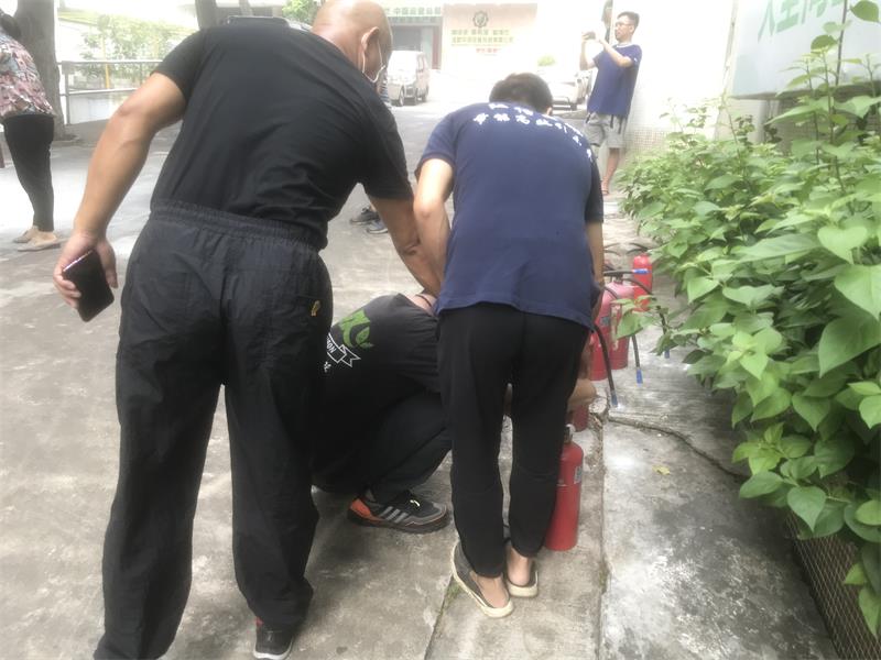 普及安全滅火知識(shí)，共建消防防火墻！—江信電子消防安全演練.jpg